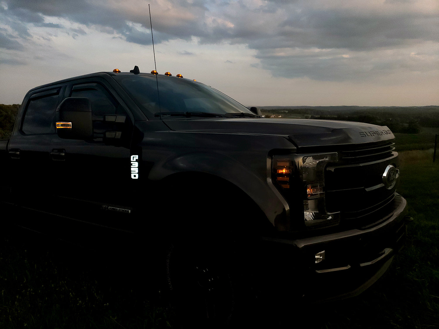 Ford F250 17-19 Illuminated Emblems Black Chrome in White