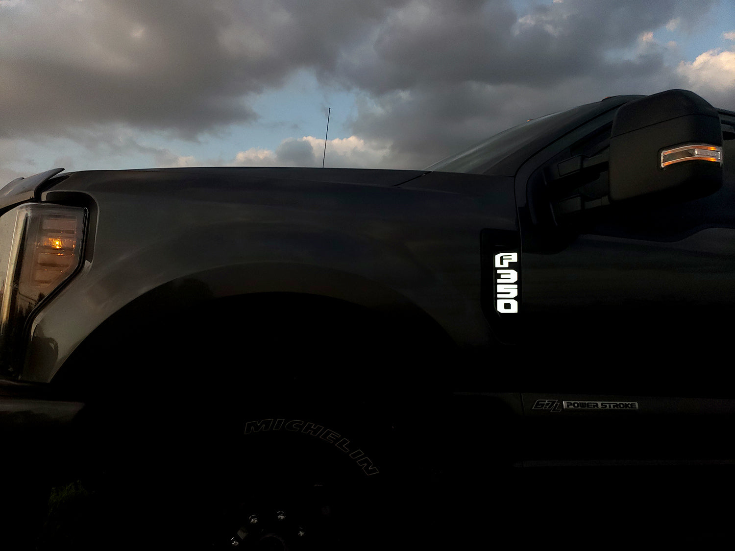 Ford F250 17-19 Illuminated Emblems Black Chrome in White 2